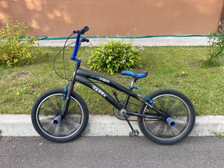 Велосипед BMX   у чорно-синьому кольорі.
