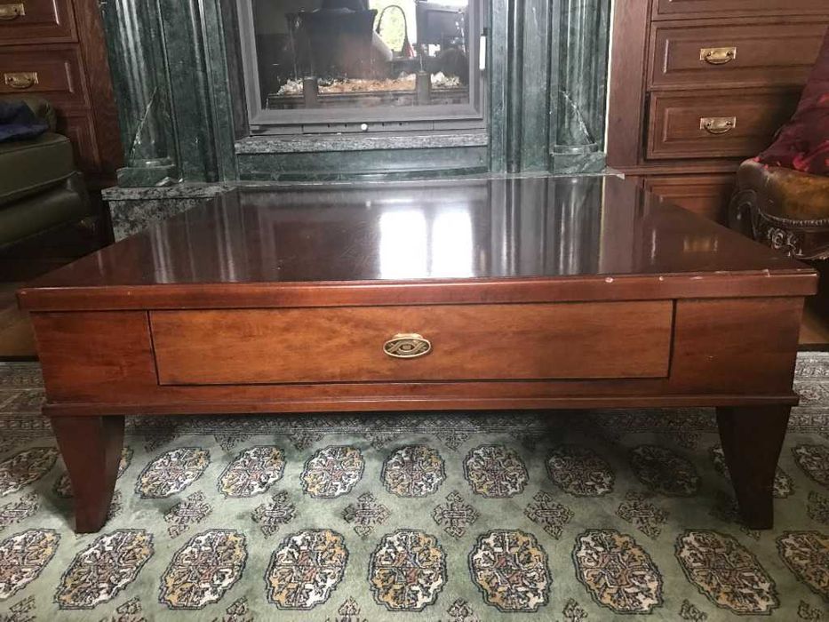 Włoski stolik kawowy z szufladą