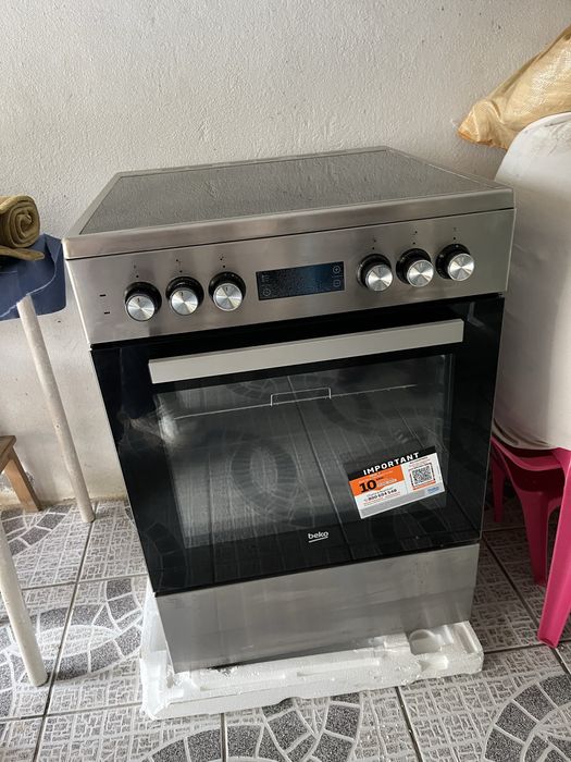 Fogão Elétrico com Placa Vitrocerâmica e Forno Beko