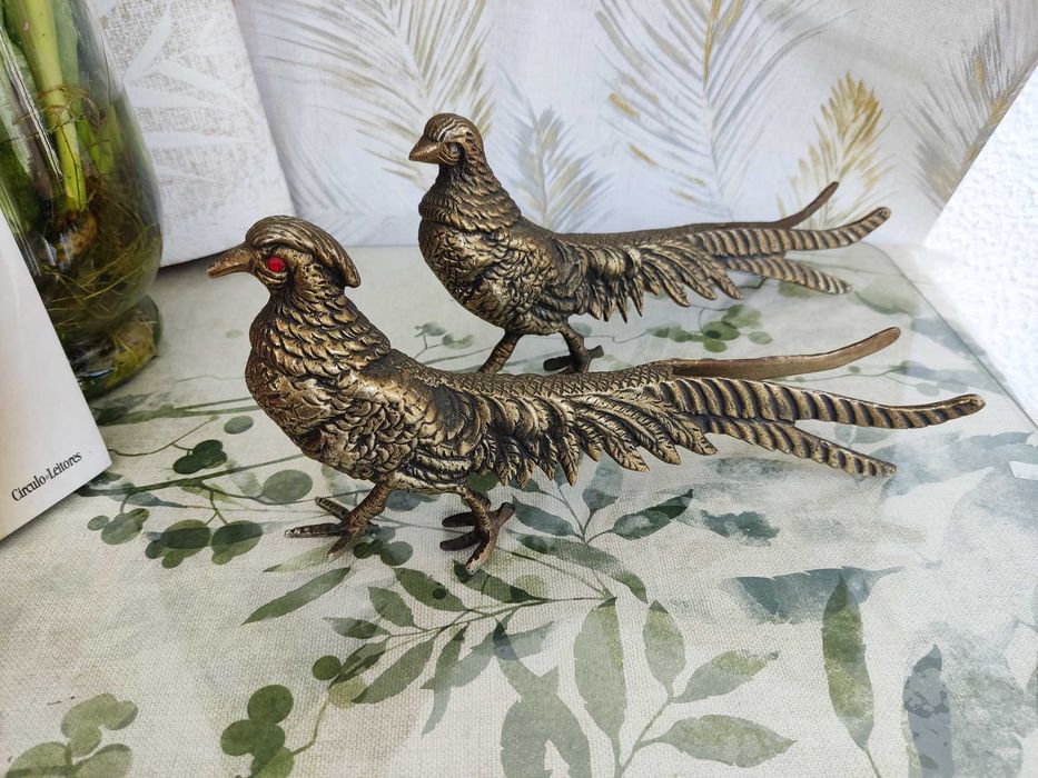 Casal de pavões em metal