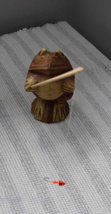 Sapo Pescador em madeira maciça