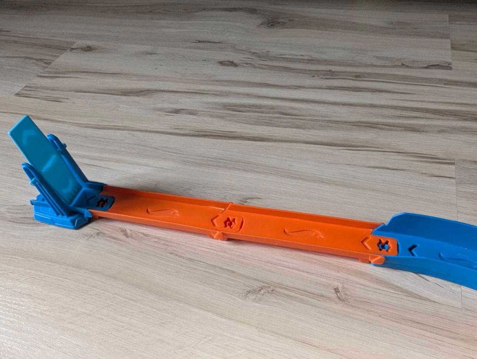 Tor Hot Wheels Track Creator Trzy pętle JDW39