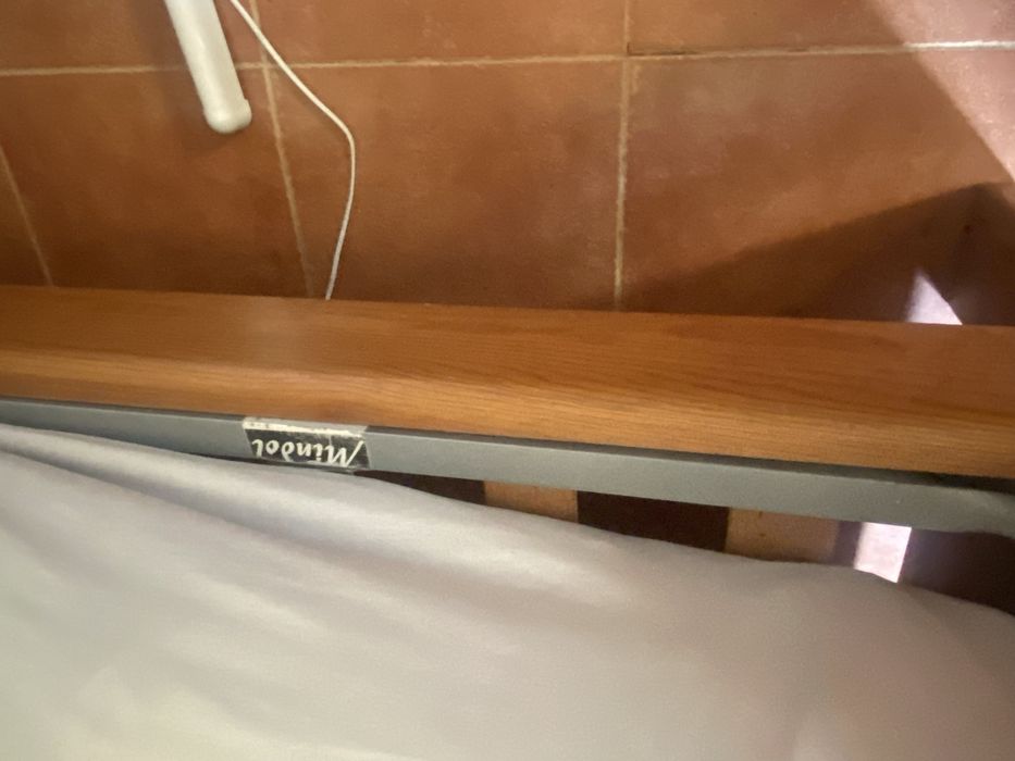 Cama de solteiro em madeira