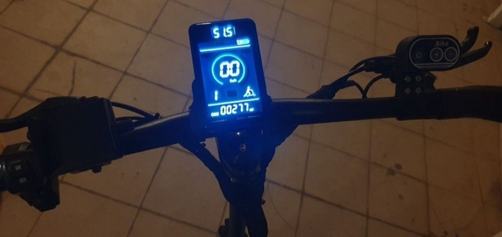 Электросамокат ,, LIKE. BIKE SOLO " , с багажником .