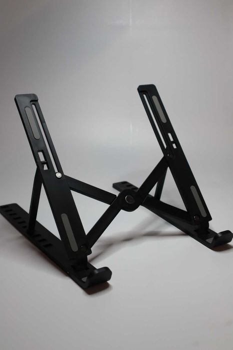 Foldable laptop stand