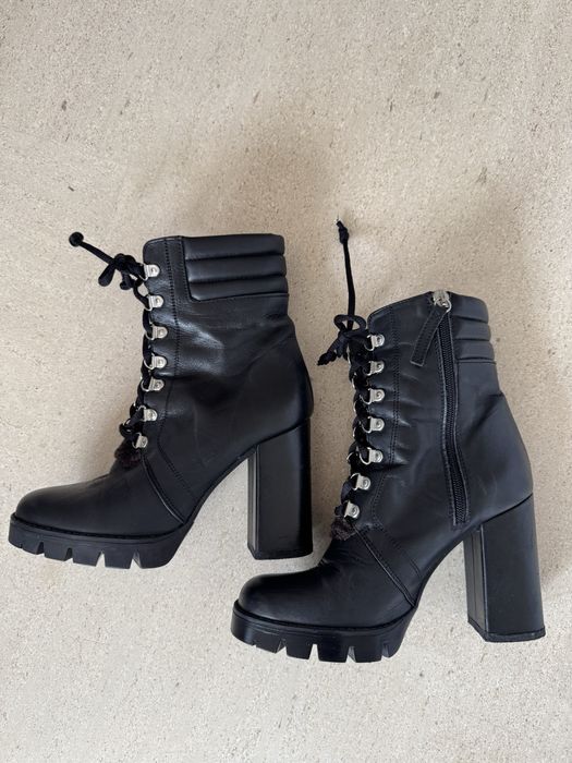 Botins em pele com salto