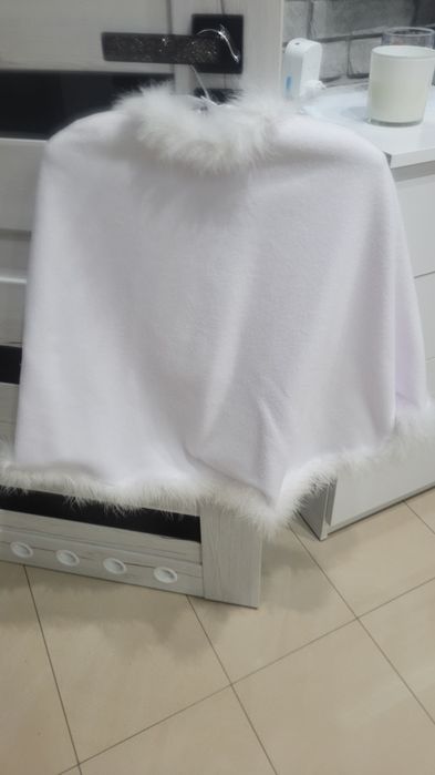 Pelerynka polarowa na I Kkomunię Św. z futerkiem jak NOWA.