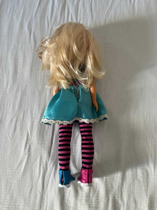 Boneca Nancy loira com vestido de borboletas e collants às riscas