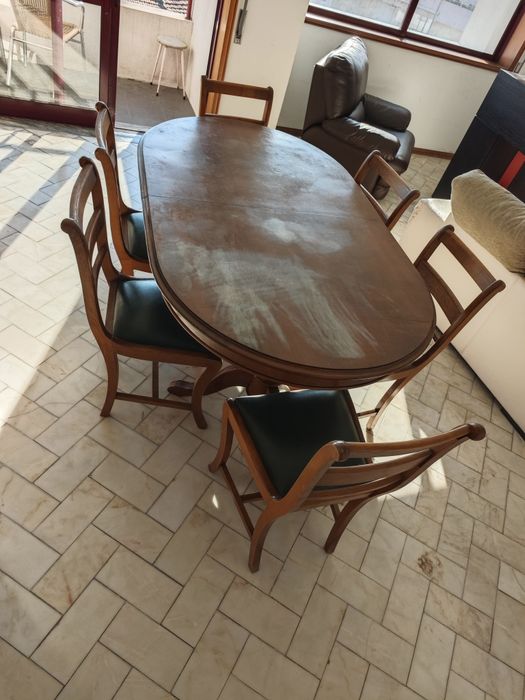 Aparador e mesa de jantar