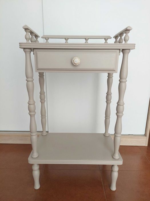 Mesa de apoio / cabeceira restaurada em madeira