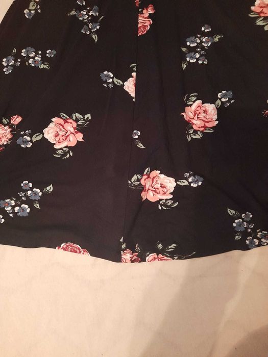 Ładna sukienka czarna w kwiatki