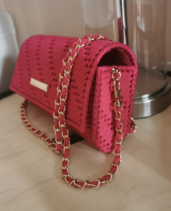 Malinowa kopertówka na kanwie ręcznie robiona