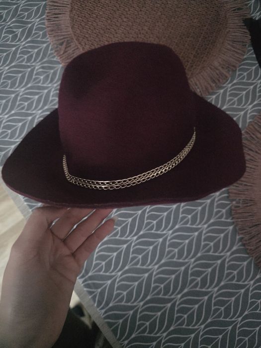 Bordowy kapelusz