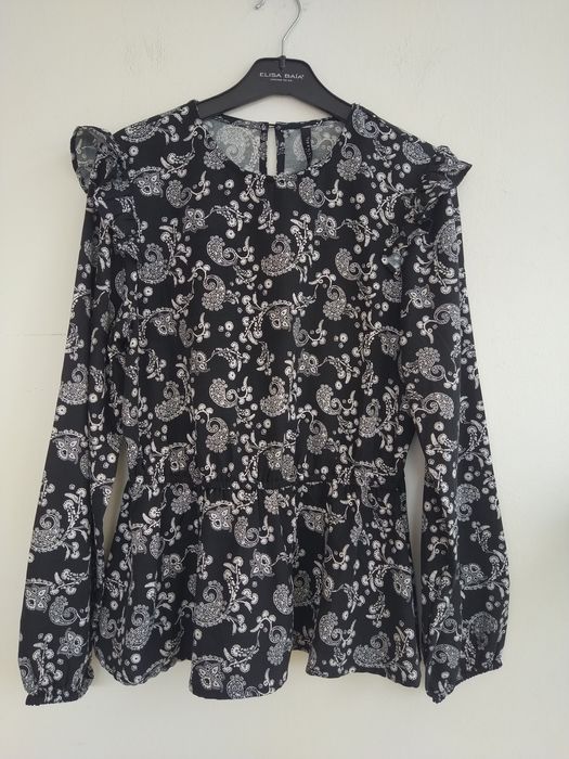 Blusa preta peplum com padrão de cornucópias e folhos- Tiffosi- Tam. M
