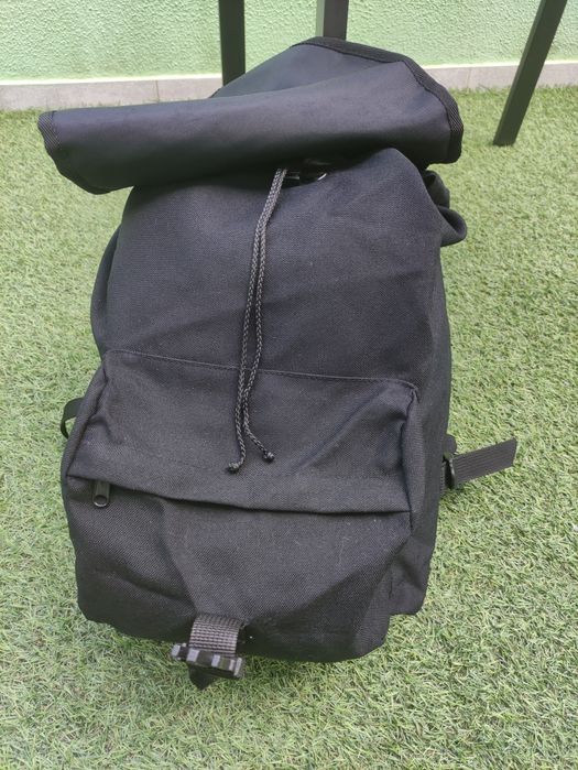 Mochila preta com costas e alças acolchoadas