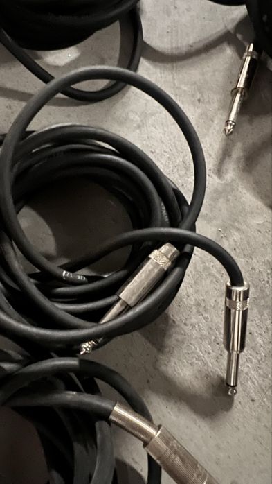 Caixa com cabos midi, jack, etc