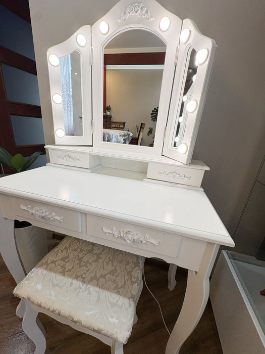 Toaletka biała ze swiatłem led