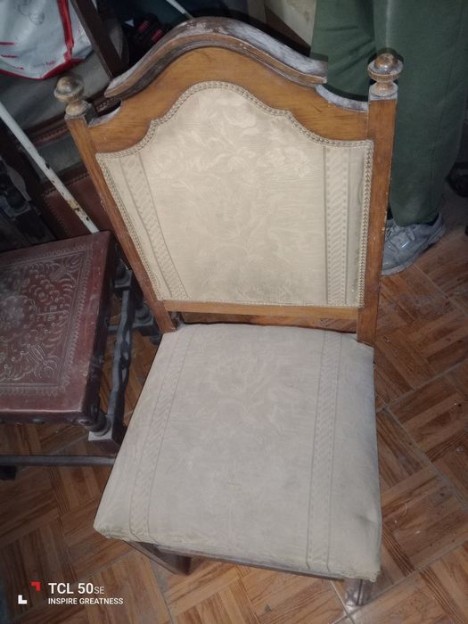 Várias cadeiras antigas algumas a precisar de restauro.10€ cada uma.