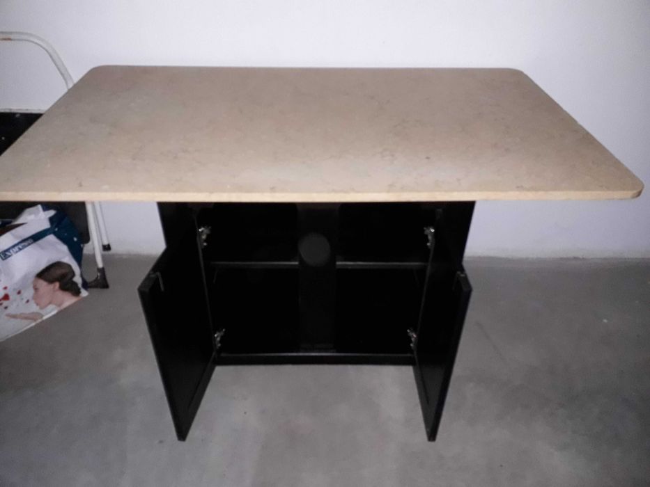 Mesa de cozinha com pedra mármore