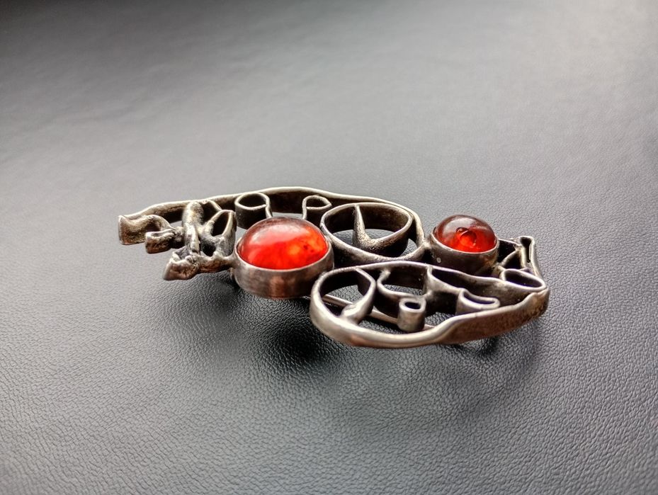 Srebrna duża broszka ORNO bursztyn