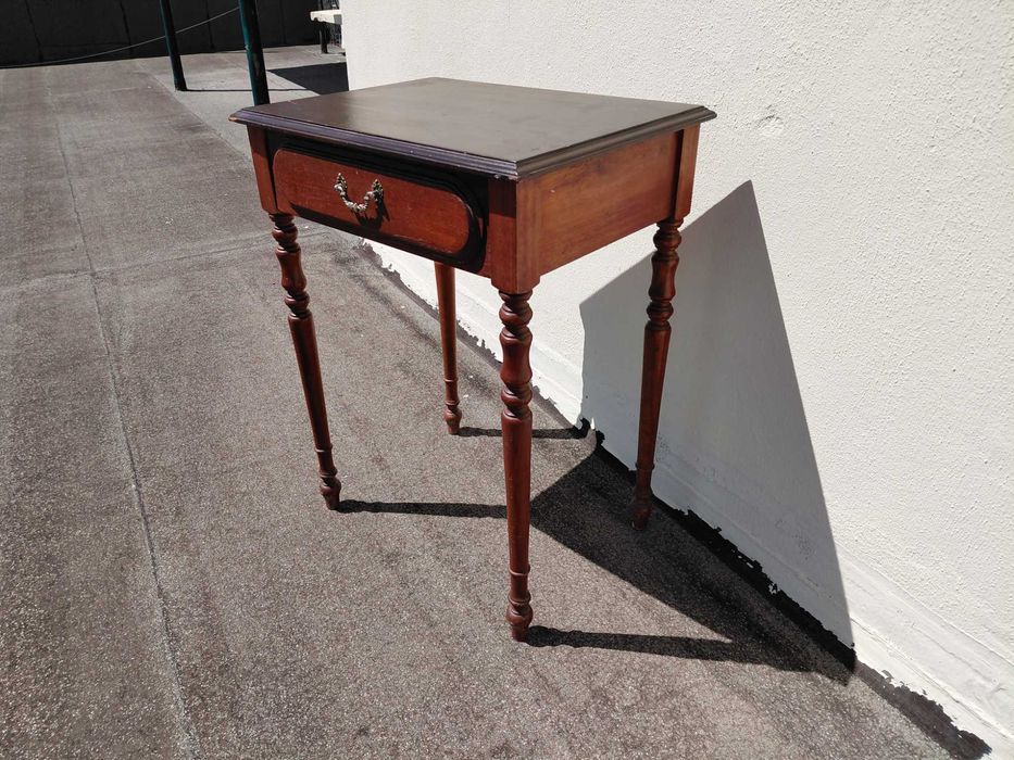 Mesa Antiga com Gaveta em Madeira