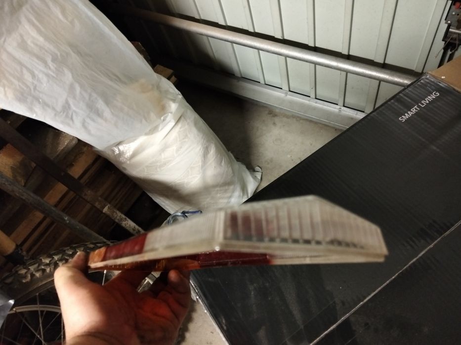 Farol traseiro de camionete