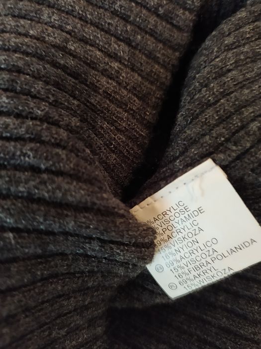 Sweterek z wykładanym golfem