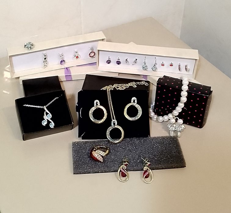 Продам разную бижутерию в том числе Oriflame и Avon