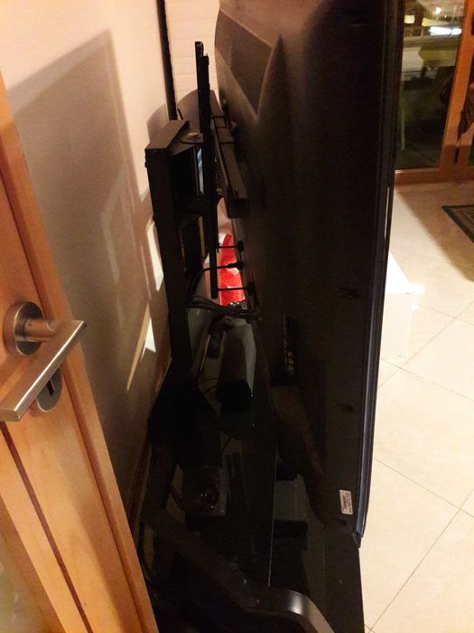 Armário TV em vidro temperado com coluna para fios