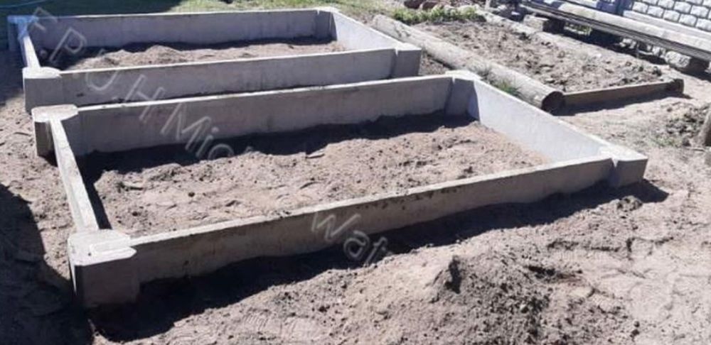 Deski betonowe grządki ziemia plytki betonowe