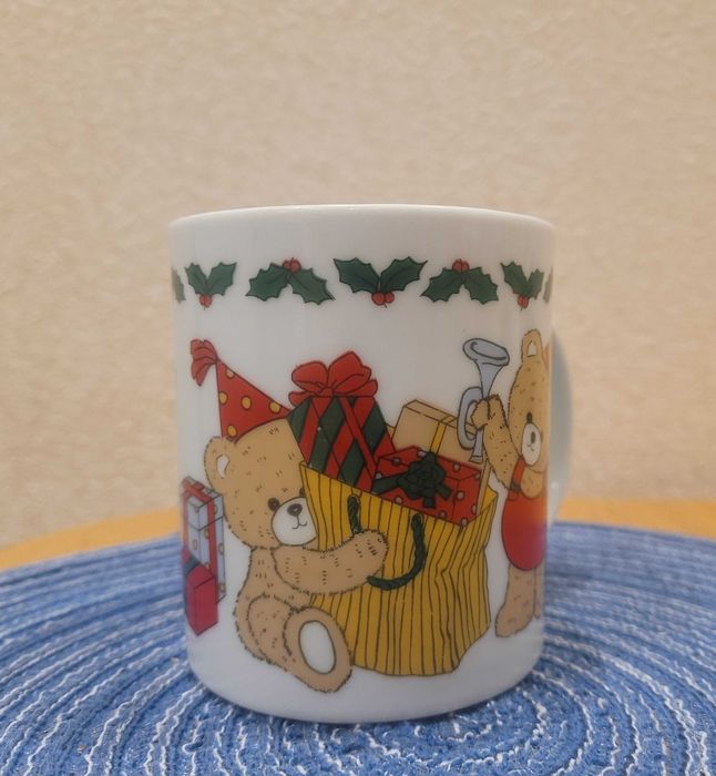Продам керамическую чашку для чая с новогодним рисунком
