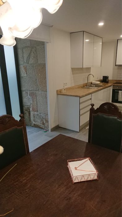 Aluga-se casa completamente independente com 2 quartos, completamente equipada