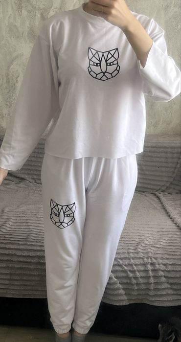 Новий спортивний костюм білого кольору