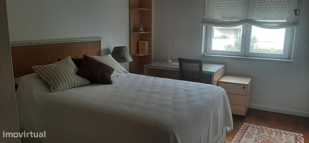 Quarto - localizado em Algés Lisbon