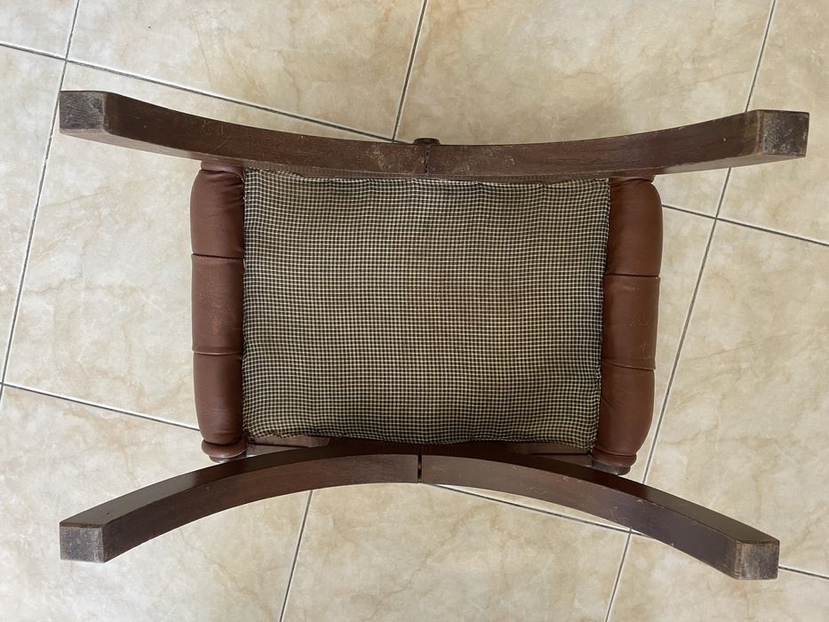 Cadeira de baloiço e banco para restauro