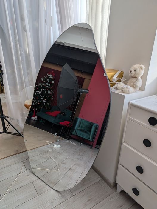 Фігурне дзеркало з ніжкою