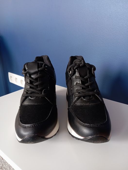 Czarne buty na wysokiej podeszwie