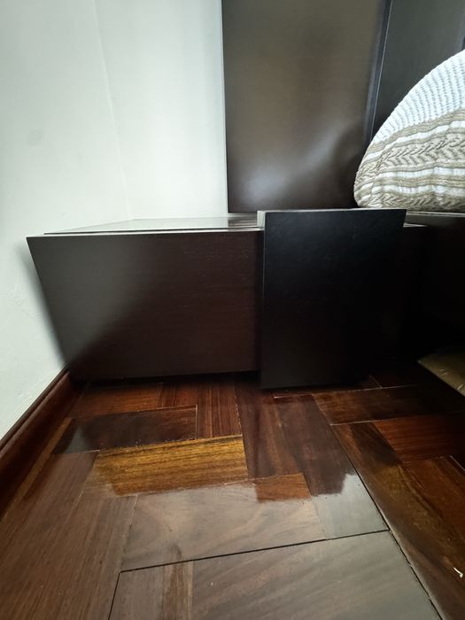 Cama de casal com colchao e 2 mesas de cabeceira