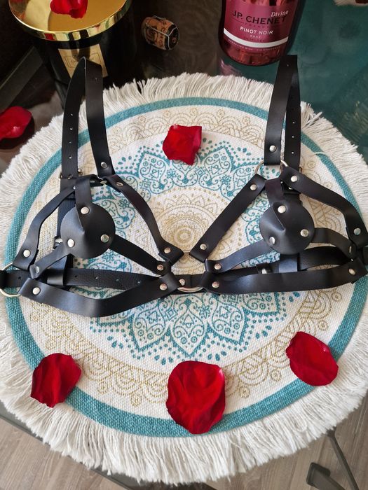 Skórzana bielizna damska.