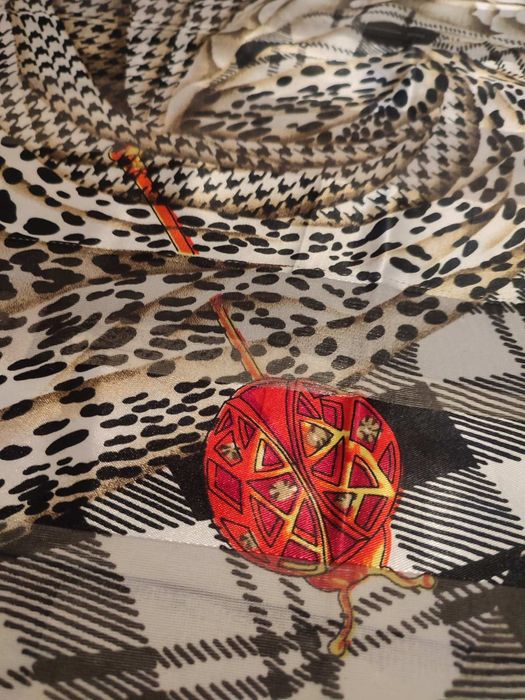 sztuczny jedwab marki Re Collection.