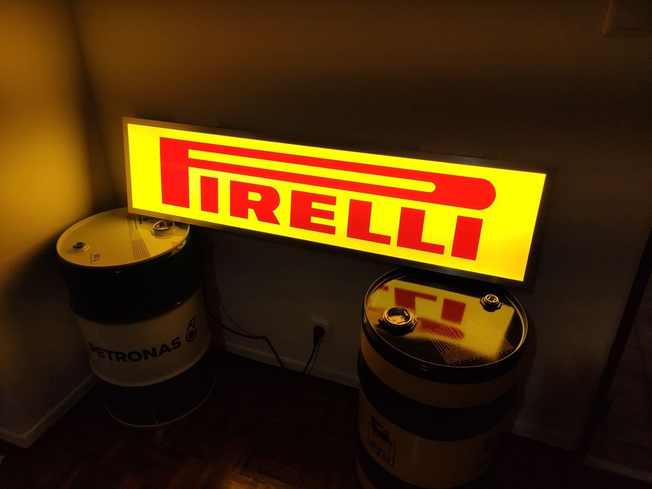 Reclames luminosos Pirelli