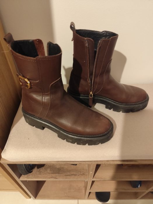 Botins em pele castanha