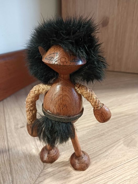Figurka jaskiniowiec drewniany z futerkiem