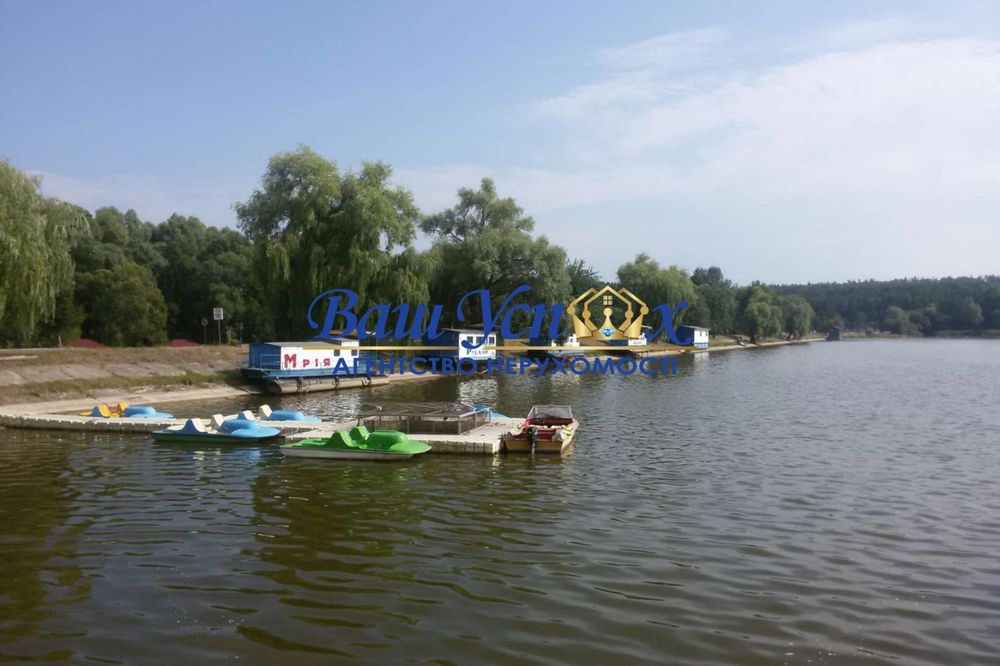 Продаж земля під інд. будівництво в городке в лесу.возле Озера