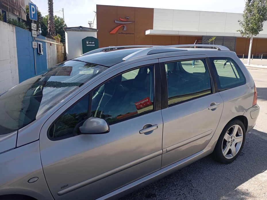 Carrinha Peugeot hdi de 7 lugares esta disponível no Intermarché do carregado