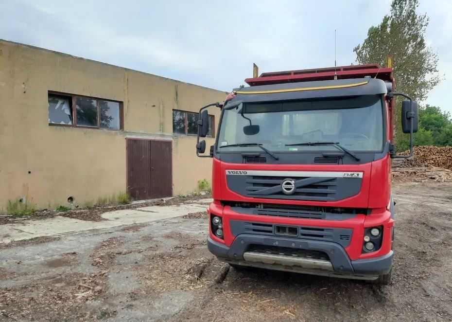 Вантажівка Volvo FMX 460 з краном, для перевезення деревини