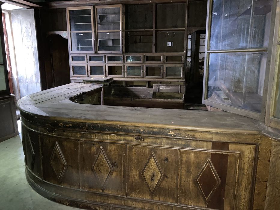 Armários, balcão,vitrines, gavetas e tulhas em madeira, de loja antiga