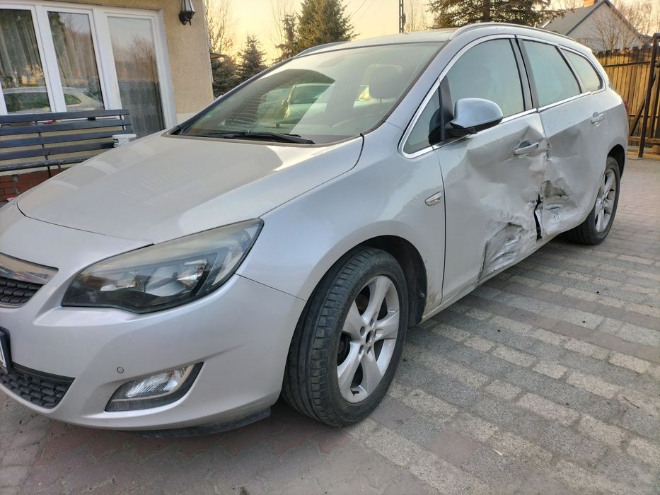 Opel Astra Pali jezdzi W całosci lub Czesci