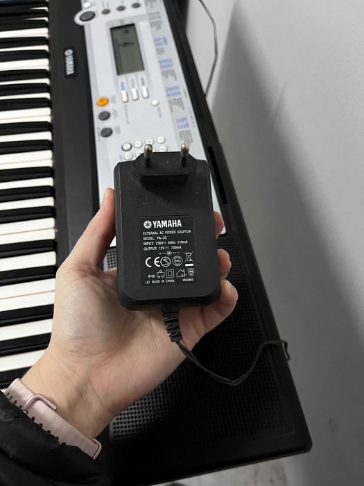 Vendo Órgão/ Teclado Yamaha YPT-200 com suporte incluído