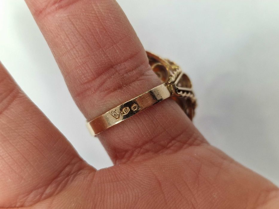 Złoty pierścionek damski/ 585/ 10.78 gram/ R15/ Polska 63-86/ Bursztyn